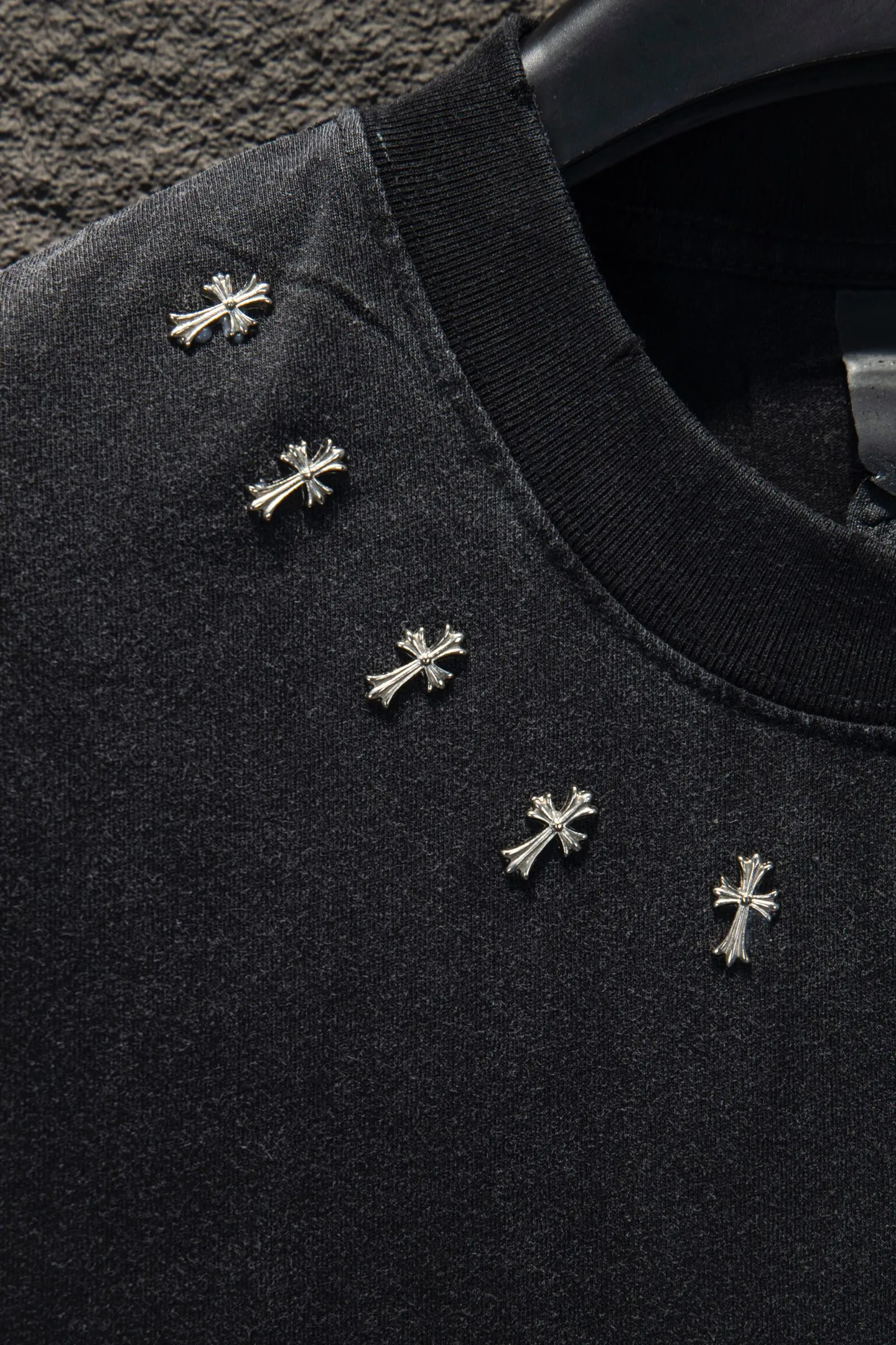 P190 🆕Chrome Hearts os version is really charming and Chrome Hearts is really a must-have. Each season's new version is made to the extreme. It is very practical and can be worn casually. Nice✔️ - ⚠️100% cotton. Made of 32-count double yarn, 260-gram weight fabric and imported knitted carded cotton. The thickness is moderate, drapey and contoured, and the upper body is comfortable! ! It is very tolerant to fat body types and can instantly lose five pounds after wearing it!  Front panel #Back panel Neckline Bronzing elements# Imported hardware heavy craftsmanship and imported accessories. The body is washed, fried, frayed and added with handmade elements, which greatly increases the interest of the clothing; unique visual effects. The special fraying effect creates a unique distressed effect. The addition of handmade elements to the body greatly increases the interest of the clothing; it has a unique visual effect. After special fraying effect treatment, a unique distressed effect is formed. An irregular hem is added to the version. This year, Crow Heart is focusing on the version. In the past two years, the oversize version has become the focus of the trend. It has also been a popular staple in the past two years. The change of designers has made this brand an instant hit. The progressive fashion of the times also needs the blood impact of fresh elements and trendy designs in order to continue its glory! It’s stylish both inside and outside, a must-have for high street travel! An absolute "eye-catching style" that can match couples 💏 Color: washed black and white Size: S M L XL